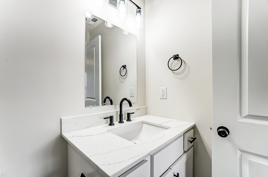 Building Photo - 1432 W Elm St