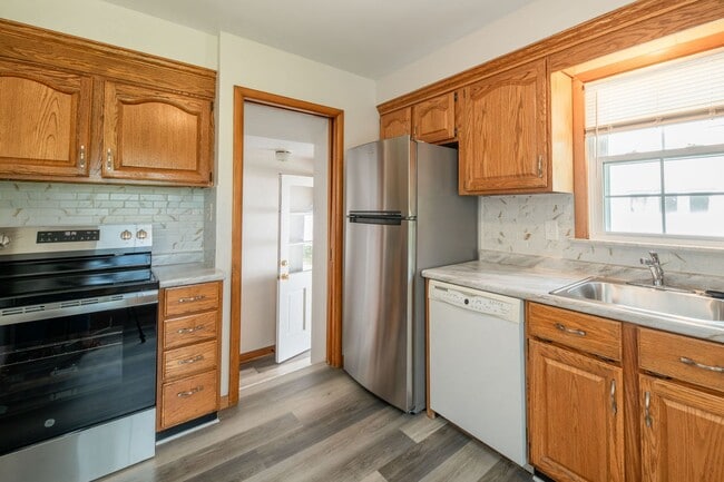 Building Photo - Charming 4-Bedroom Home in Prime Beachwood...