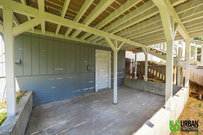 Building Photo - 4 bedroom 2 bath room house for rent in So...