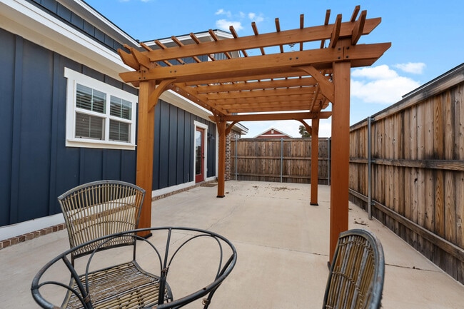 Building Photo - 10928 Norwich Ave