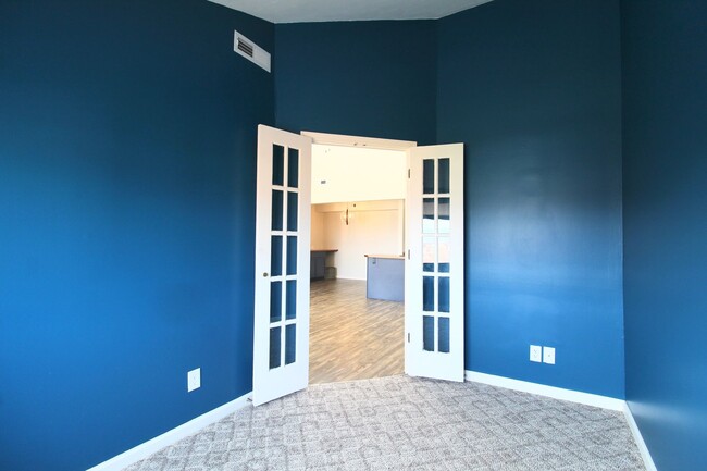 Building Photo - Top floor completely remodeled condo with ...