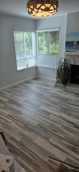 Living Room - 985 Juniper Ct