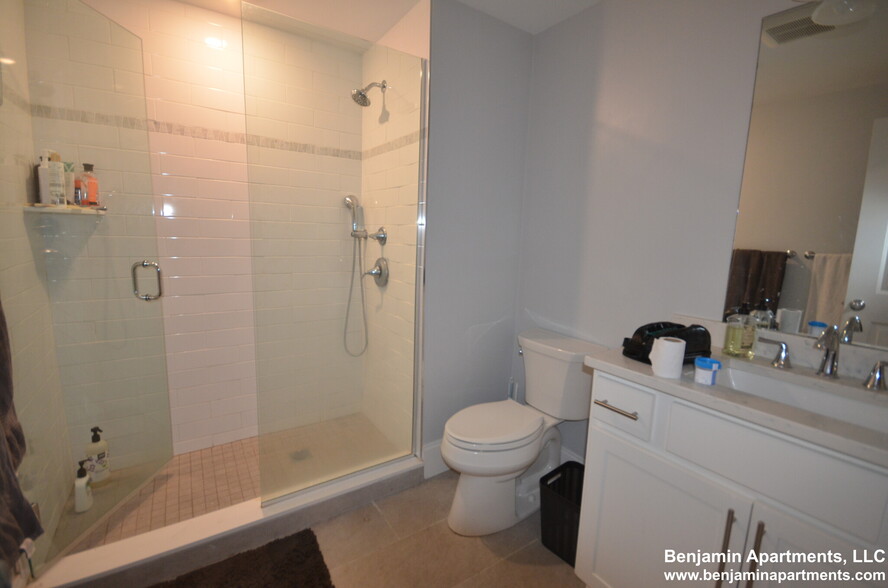 Building Photo - 124 Kenrick St