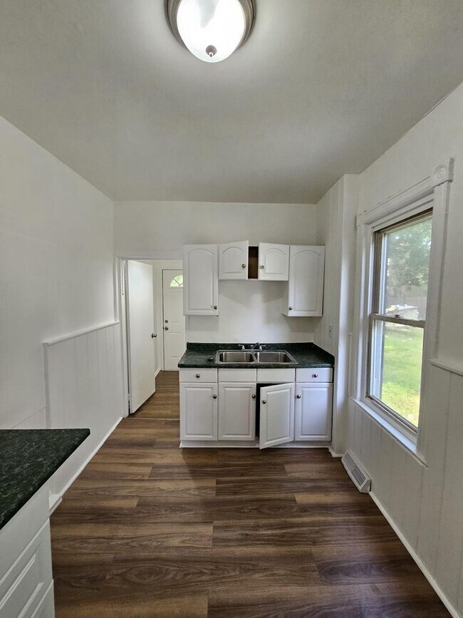 Primary Photo - 3 bed 1 bath