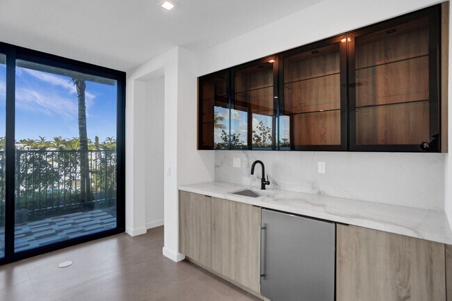 Building Photo - Gorgeous New Townhouse on the Beach