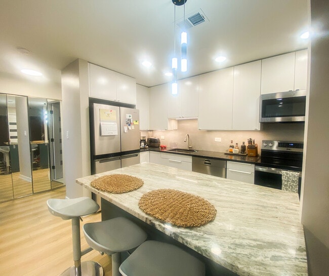 Building Photo - 715 W Central Rd