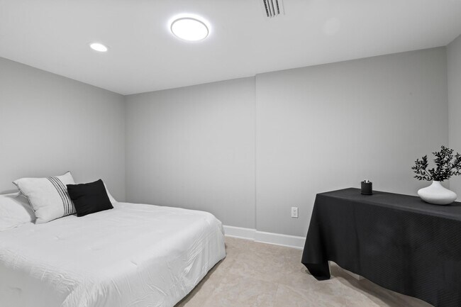 Building Photo - 3431 Harbor Dr