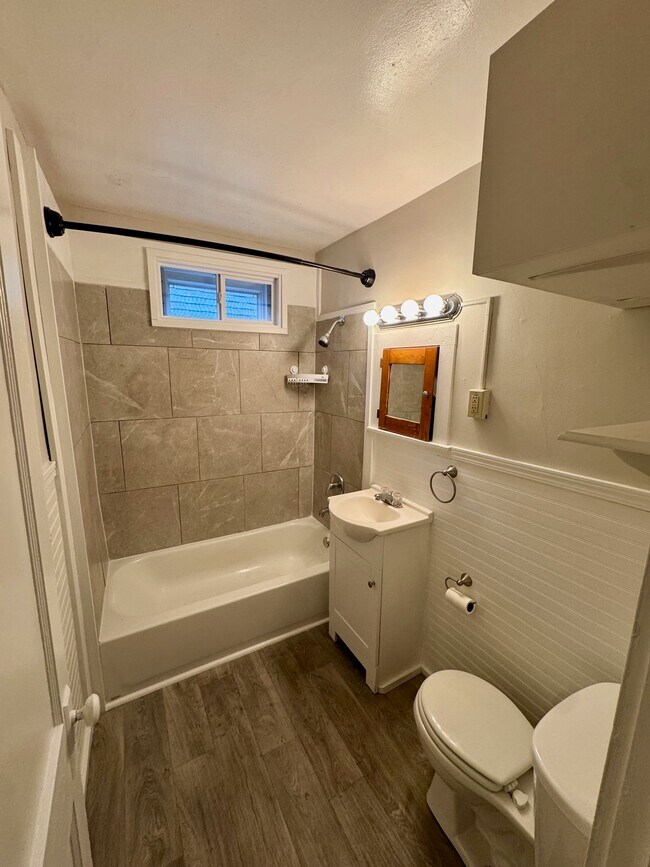 Building Photo - 103 Luton Ave SE