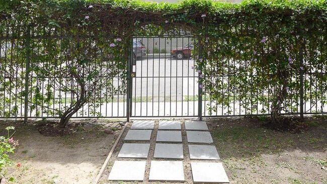 Building Photo - 229 S Westlake Ave