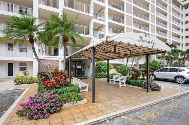 Building Photo - 2671 S Course Dr