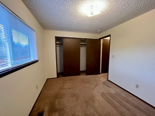 Building Photo - PENDING APPLICATION x2; Upper Eastside 2 B...