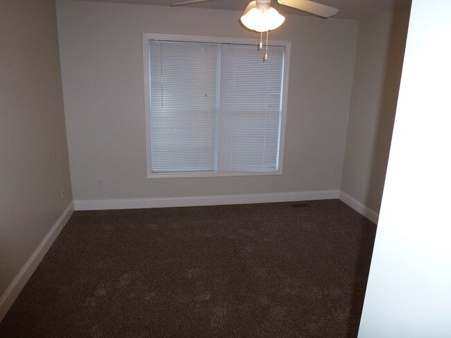 Building Photo - 3 Bedroom/2 Bath Home Jonesborough, TN