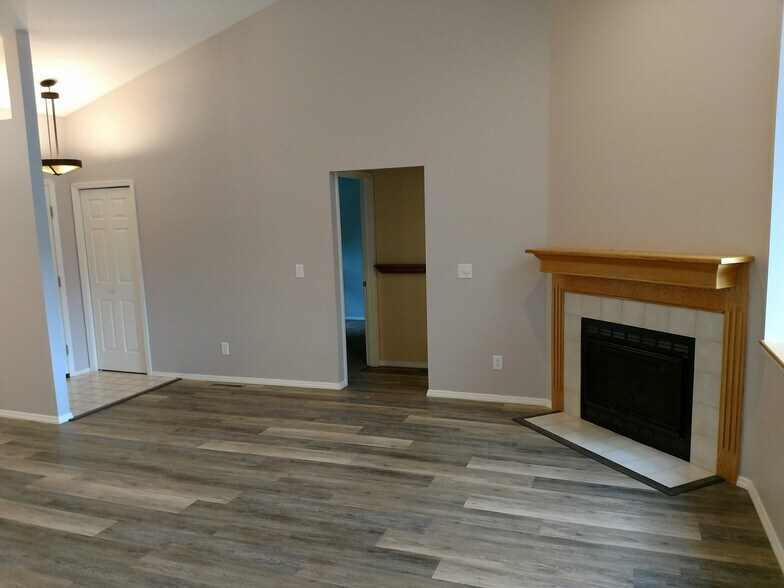 Building Photo - 310 N Sweetgrass Ave