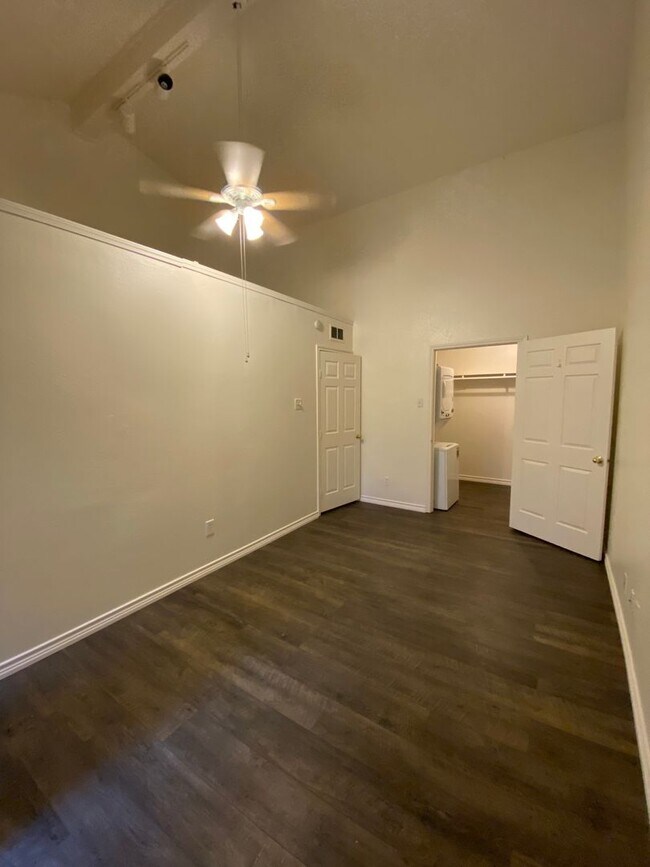 Building Photo - UT PRE-LEASE: 3 bed/2 bath Condo w/ Fireplace, Cathedral Ceilings in bedrooms