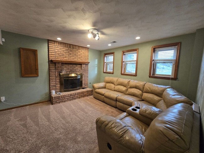 Building Photo - Beautiful Split Entry - 3 Bedroom 2.5 Bathroom in Rustic Ridge Estates