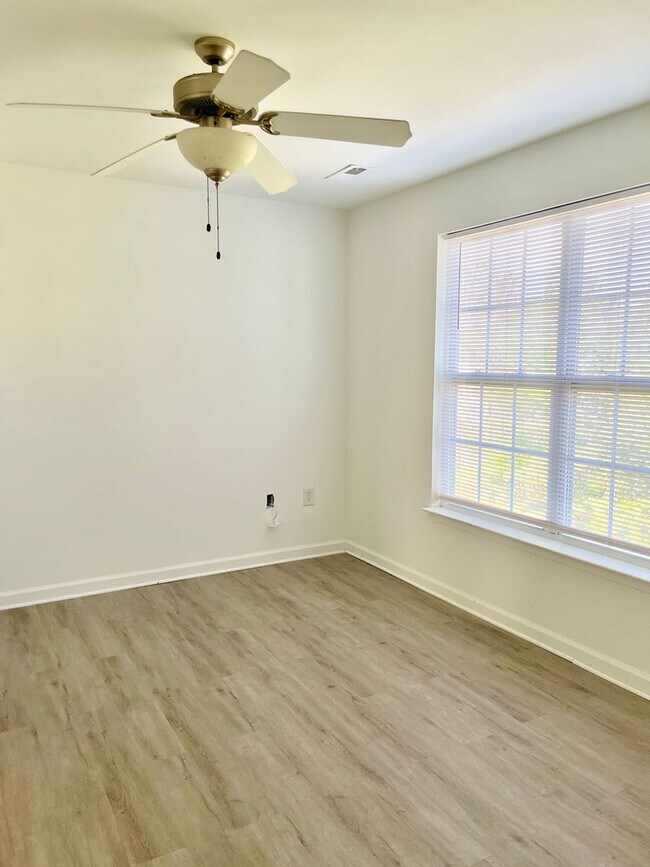 Building Photo - Gorgeous Spotsylvania Townhouse