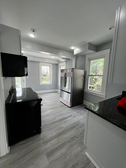 Kitchen - 1337 Poplar Ave