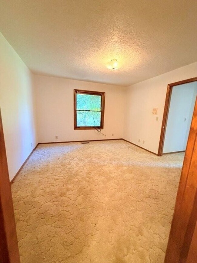 Building Photo - Charming 3-Bedroom Home with Garage & Lawn Care Included