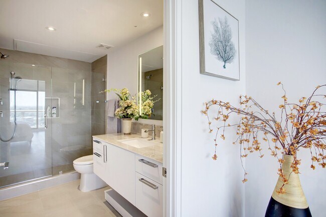 Building Photo - 1701 Hermann Dr