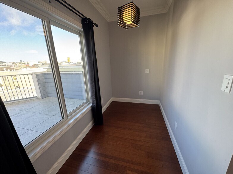 Building Photo - 1334 Anza St