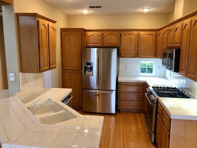 Building Photo - Gorgeous 2-Story 3 Bedroom, 2.5 Bath Home with 2 Car Garage Located in Folsom is Available NOW!