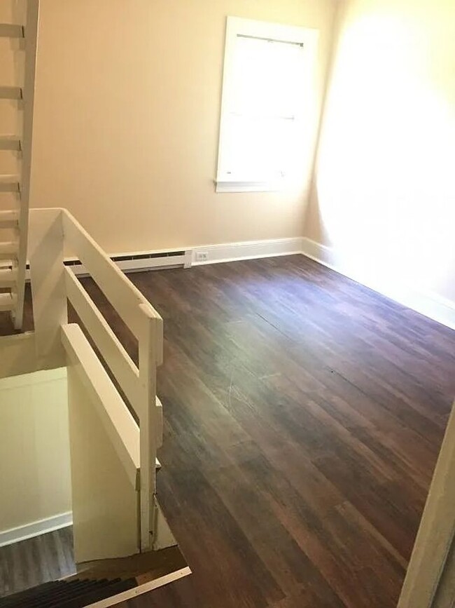 Building Photo - Introducing a pleasant 2-bedroom, 1-bathro...