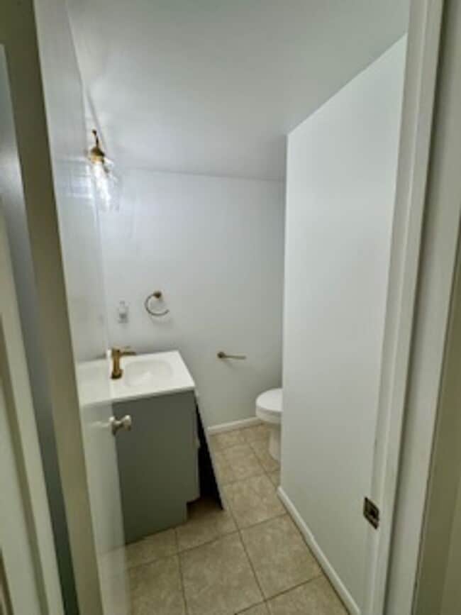 Building Photo - Beautiful 4 Bedroom Townhome
