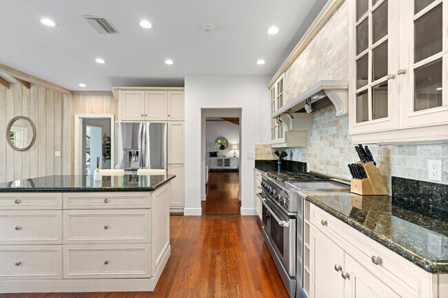 Building Photo - 3304 N Flagler Dr