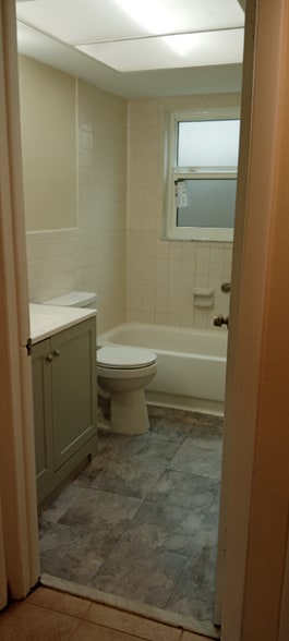 Building Photo - 411 S Nimbus Ave