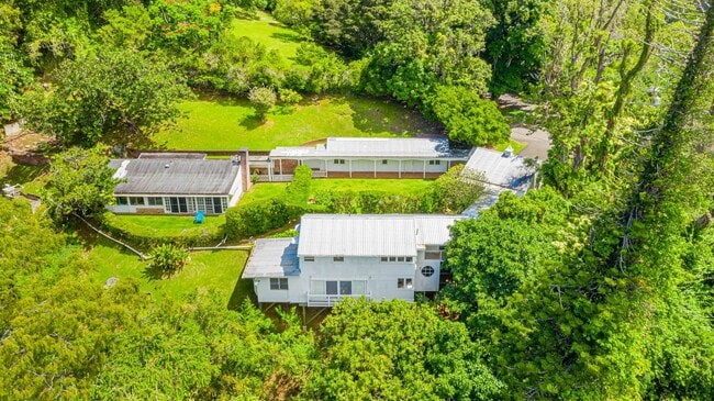 Building Photo - Rare Find: Tantalus Rustic Charm: Large: 1 Bdr/1 Bth:- Electric Included