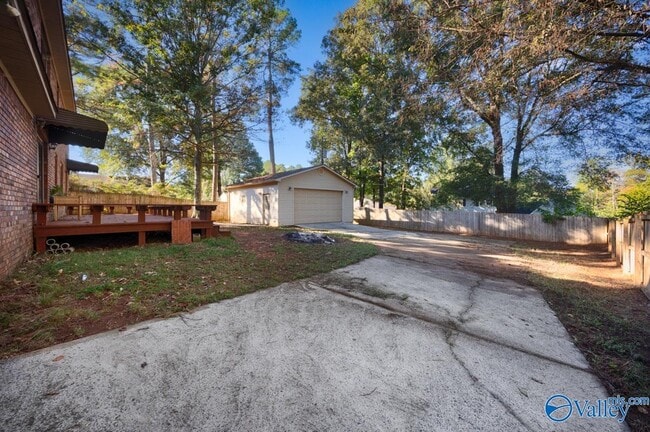 Building Photo - 404 Cloverleaf Dr