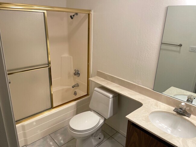 Building Photo - Updated Top Floor, Corner 2BD/ 2BA - Great...