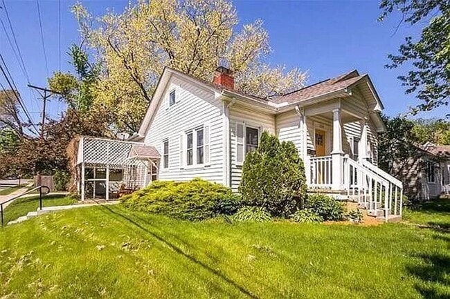 Building Photo - Adorable renovated cottage in University H...