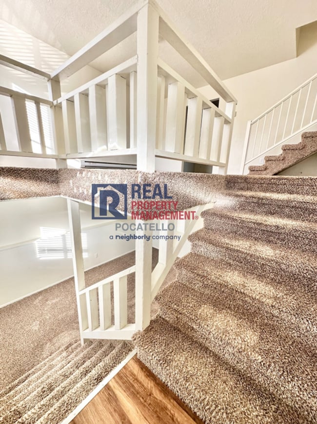 Building Photo - Updated 3 Bedroom 2 bath Townhome