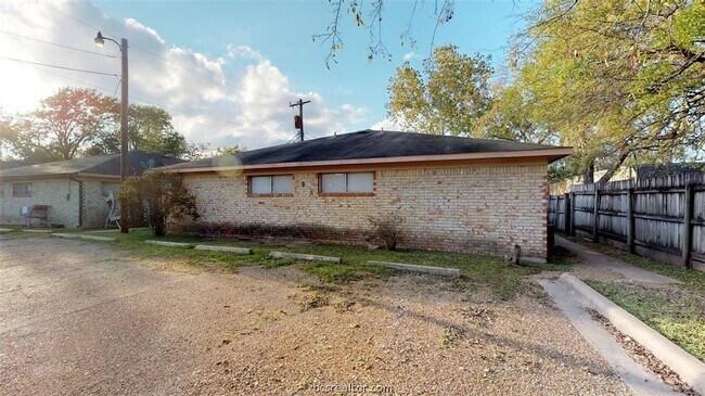 Building Photo - 204 Lynn Dr