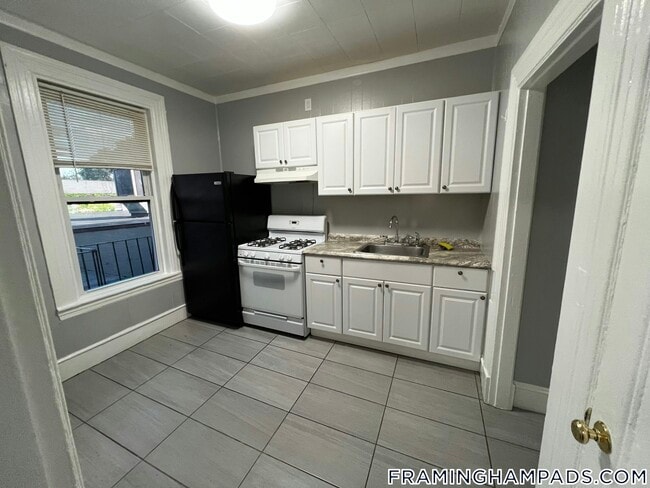 Building Photo - 64 Hollis St