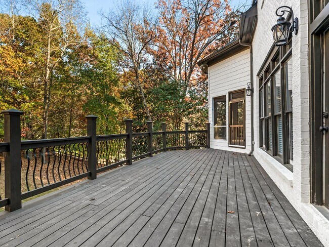 Building Photo - Beautifully built, renovated home boasts 5 BD, 5 BT, providing ample space for a growing family a...