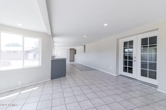 Building Photo - 40 E Balboa Dr