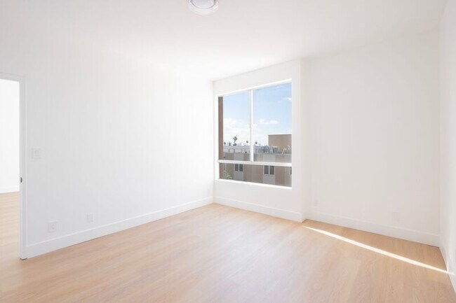 Building Photo - 1616 N Serrano Ave