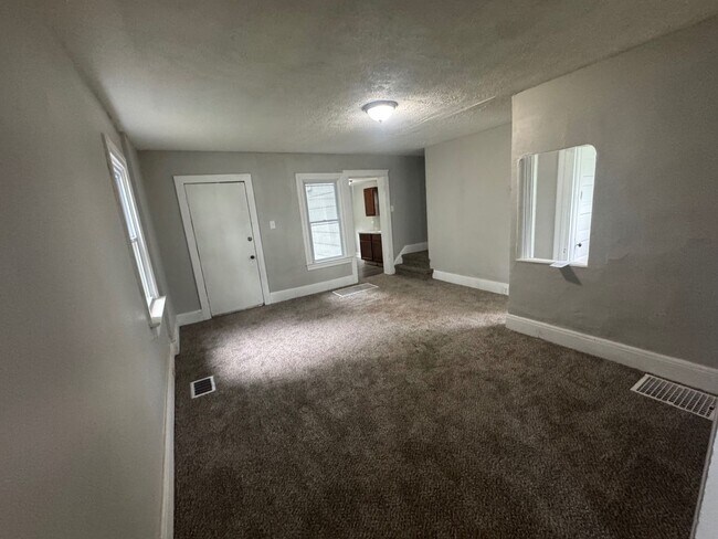 Building Photo - Charming 3-Bedroom Property in Prime Location