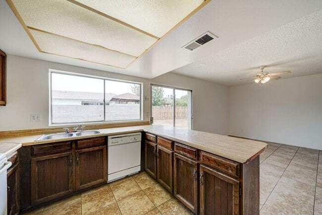 Building Photo - -$500 OFF FIRST MONTH RENT-READY TO VIEW NOW! 4 Bedroom 2 Bath Home in Phoenix!