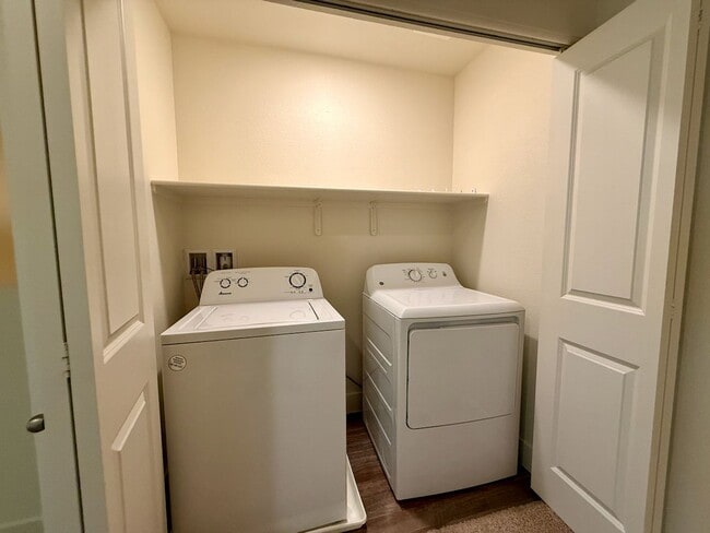 Building Photo - 3 BED 2.5 BATH 2 CAR GARAGE TOWNHOUSE w/ P...