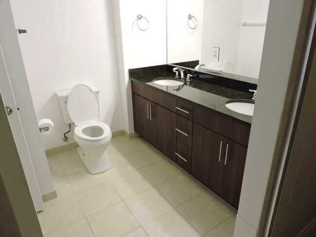 Building Photo - 4905 Midtown Ln