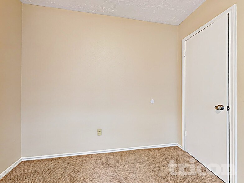 Building Photo - 6922 Clee Ln