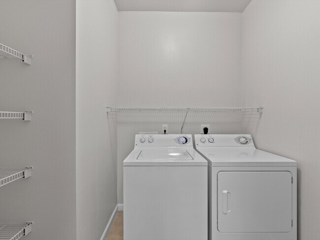 Building Photo - "Charming 1-Bed Condo Retreat with Granite...