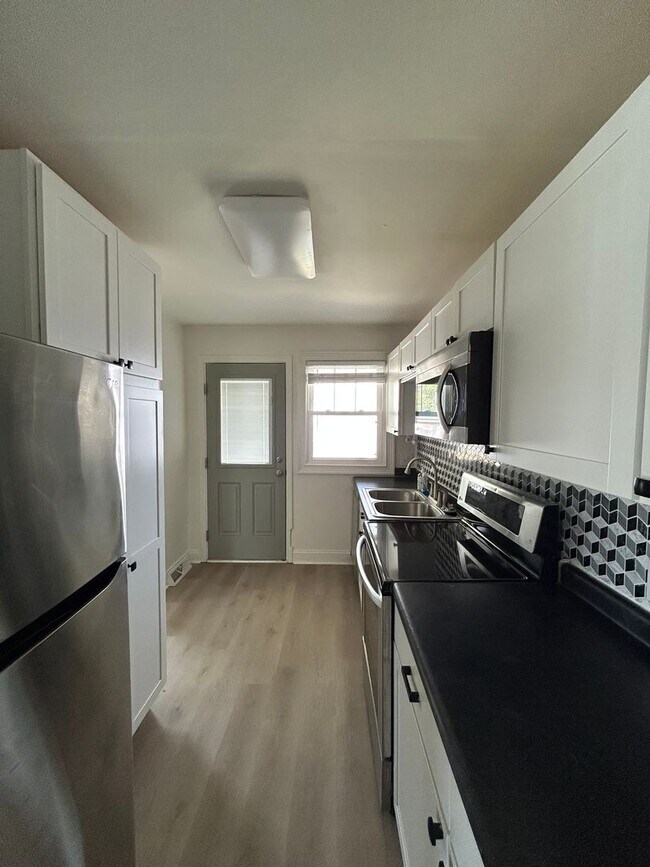 Building Photo - Beautifully Remodeled 4/2