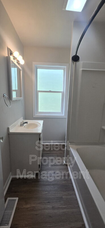 Building Photo - 2152 Fox Ave
