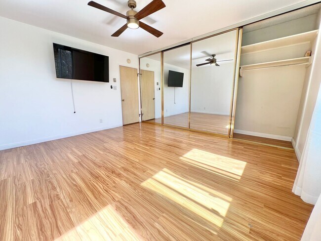 Building Photo - Charming 1BD + Den Condo in Bluff Park – Secured Parking & Prime Coastal Location