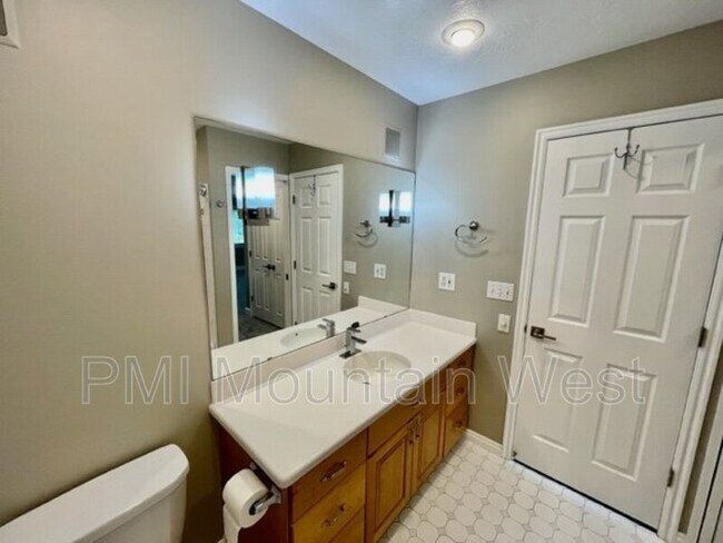 Building Photo - 499 N 200 W