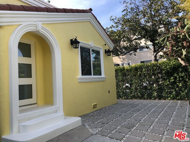 Building Photo - 257 N La Peer Dr